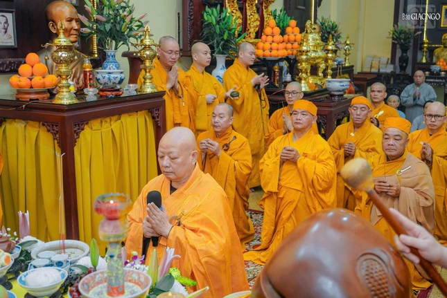 Hòa thượng Thích Lệ Trang, cùng chư tôn đức tưởng niệm