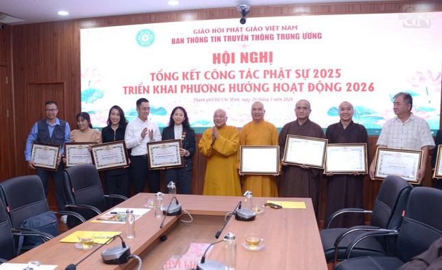 Ban Thường trực Hội đồng Trị sự trao Bằng tuyên dương công đức đến tập thể và cá nhân ghi nhận những đóng góp trong công tác thông tin truyền thông năm 2025