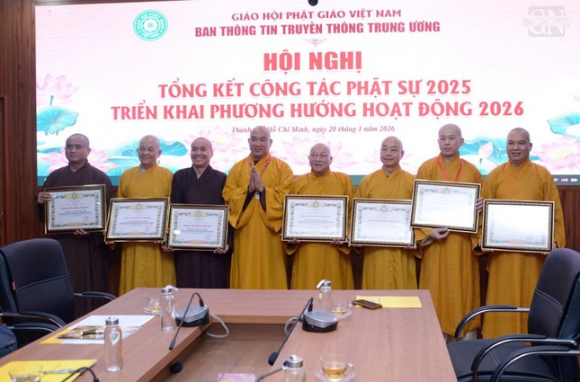 Thượng tọa Thích Phước Nguyên trao Bằng tuyên dương công đức của Ban Thường trực Hội đồng Trị sự đến tập thể và cá nhân Ban Thông tin - Truyền thông T.Ư