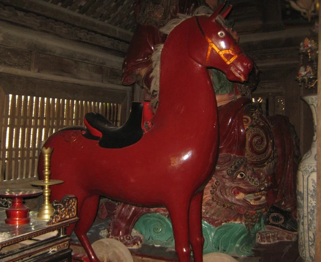 Tượng ngựa gỗ chùa Thầy