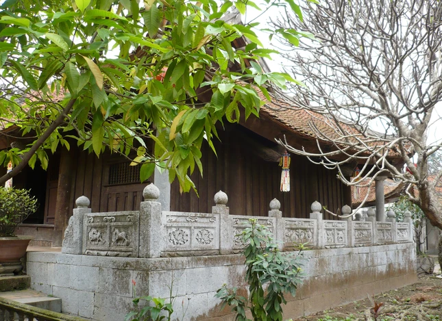 Ngựa chạm khắc trên hành lang đá chùa Bút Tháp