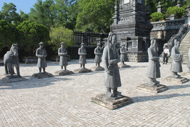 Ngựa đá ở Lăng Khải Định