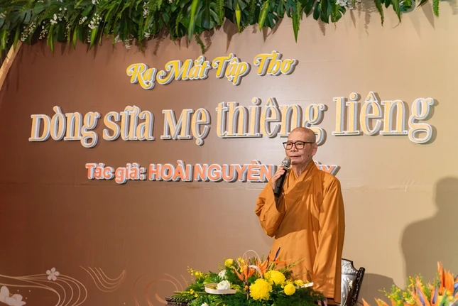 Tác giả Hoài Nguyên Thủy (đạo hiệu Hòa thượng Thích Châu Quang) chia sẻ trong ngày ra mắt tập thơ - Ảnh: Mạnh Tấn