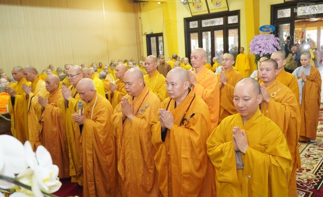 Thượng tọa Thích Giác Dũng đại diện tứ chúng tổ đình Vĩnh Nghiêm tác bạch cúng dường trai Tăng