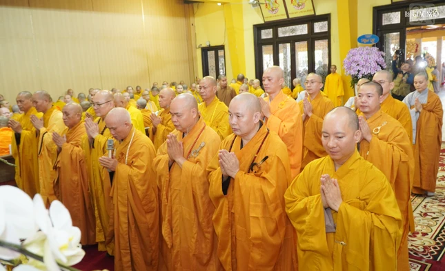 Thượng tọa Thích Giác Dũng đại diện tứ chúng tổ đình Vĩnh Nghiêm tác bạch cúng dường trai Tăng