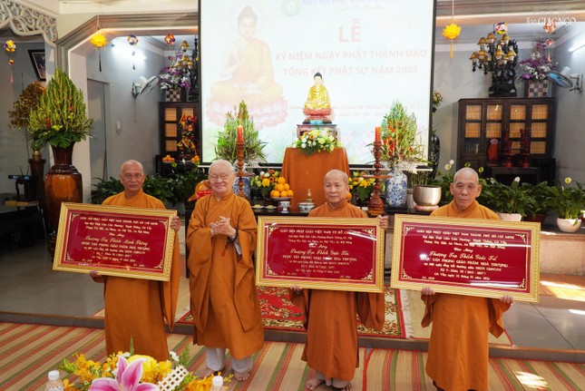 Hòa thượng Thích Giác Thuận trao khánh vàng chúc mừng đến chư tôn đức được tấn phong giáo phẩm Hòa thượng năm 2025