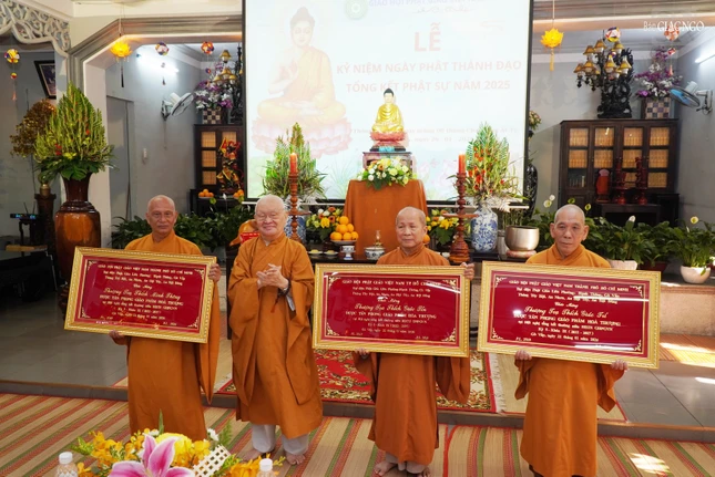 Hòa thượng Thích Giác Thuận trao khánh vàng chúc mừng đến chư tôn đức được tấn phong giáo phẩm Hòa thượng năm 2025