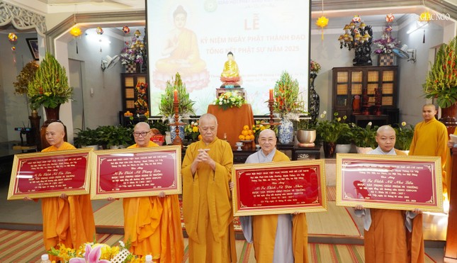 Hòa thượng Thích Nhật Lang trao khánh chúc mừng đến chư Ni được tấn phong giáo phẩm Ni trưởng