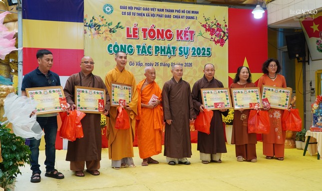 Các thành viên Phân ban Huấn nghệ và Phát triển cộng đồng nhận Bằng tuyên dương công đức của Ban Từ thiện xã hội T.Ư