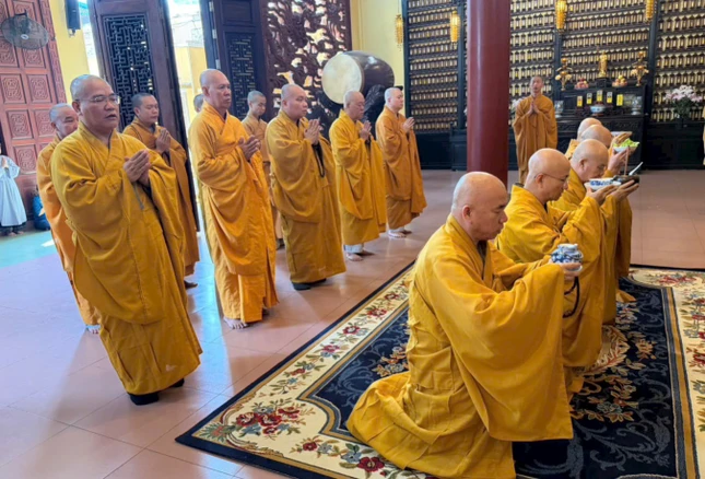 Chư tôn đức dâng phạn thực cúng dường Giác linh Hòa thượng - Ảnh: Trung Hiếu