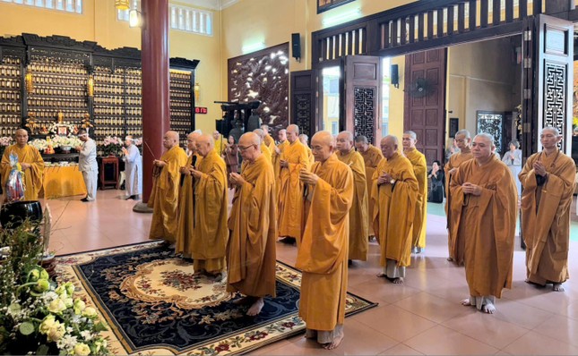 Hòa thượng Thích Nhựt Hỷ, Phó ban Thường trực Ban Trị sự GHPGVN TP.HCM, cùng chư tôn đức thắp hương tưởng niệm và đồng tụng thời kinh cầu nguyện - Ảnh: Trung Hiếu Hòa thượng Thích Nhựt Hỷ, Phó ban Thường trực Ban Trị sự GHPGVN TP.HCM, cùng chư tôn đức thắp hương tưởng niệm và đồng tụng thời kinh cầu nguyện - Ảnh: Trung Hiếu