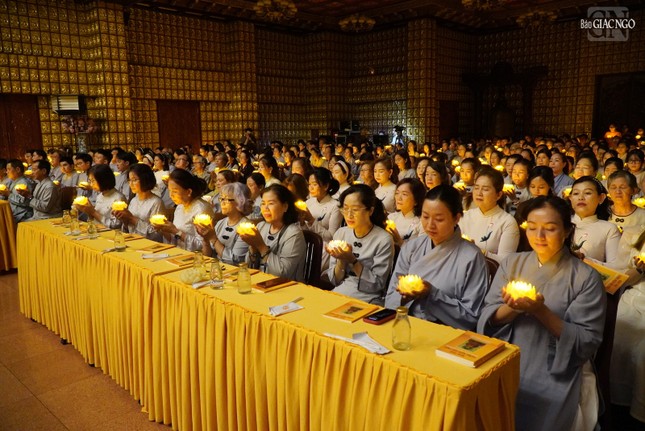 Đại chúng đồng niệm danh hiệu Đức Bổn Sư Thích Ca Mâu Ni Phật