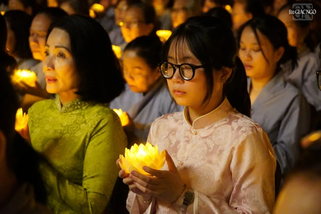 Khi trí tuệ được thắp sáng, khổ đau được chuyển hóa