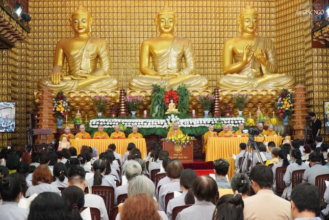 Khóa lễ tụng kinh mừng Phật thành đạo kết thúc đêm hoa đăng tưởng niệm