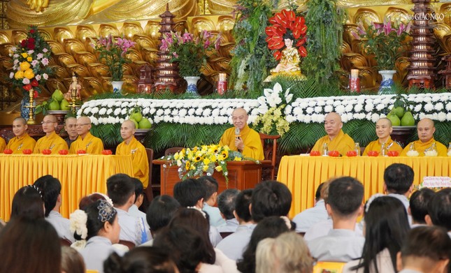 Hòa thượng Thích Nhựt Hỷ mở đầu đêm hoa đăng với thời pháp thoại về ý nghĩa Phật thành đạo