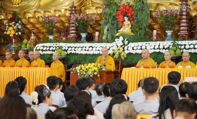 Hòa thượng Thích Nhựt Hỷ mở đầu đêm hoa đăng với thời pháp thoại về ý nghĩa Phật thành đạo