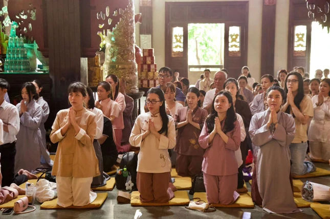 Hơn 200 người về chùa Vĩnh Nghiêm quy y Tam bảo