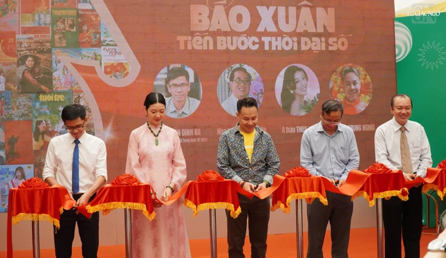 Cắt băng khai mạc triển lãm Cắt băng khai mạc triển lãm