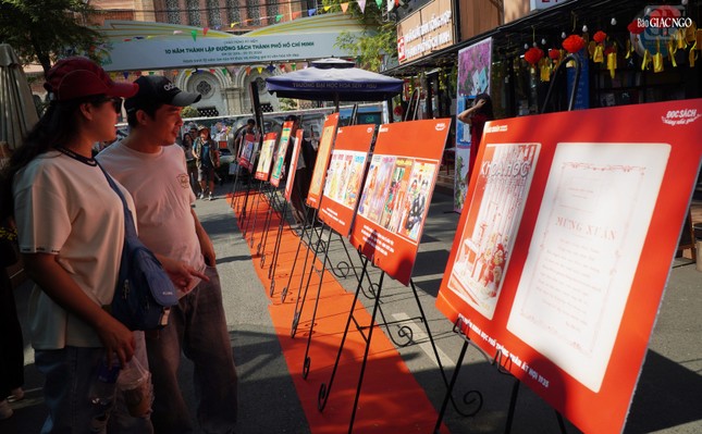 Ban đọc thích thú xem lại các ấn phẩm báo xuân xưa Ban đọc thích thú xem lại các ấn phẩm báo xuân xưa