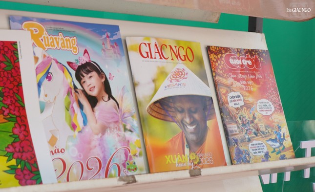 Giai phẩm Giác Ngộ Xuân Bính Ngọ 2026 tại triển lãm phục vụ cho công chúng đọc tại chỗ Giai phẩm Giác Ngộ Xuân Bính Ngọ 2026 tại triển lãm phục vụ cho công chúng đọc tại chỗ