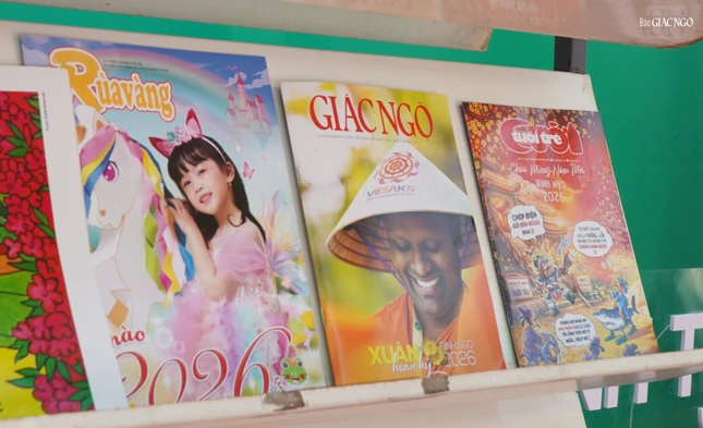 Giai phẩm Giác Ngộ Xuân Bính Ngọ 2026 tại triển lãm phục vụ cho công chúng đọc tại chỗ Giai phẩm Giác Ngộ Xuân Bính Ngọ 2026 tại triển lãm phục vụ cho công chúng đọc tại chỗ