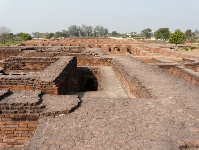 Pháp sư Nghĩa Tịnh cho biết các chi tiết về thời gian, nơi chốn và phương pháp đi sao cho có hiệu quả trên con đường thẳng. Ngoài ra, đi vòng theo chiều kim đồng hồ là để chứng tỏ sự tôn trọng và tạo công đức về sau