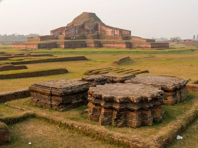 Kể từ khi Bangladesh giành độc lập (1971), Chính phủ đã thực hiện một số dự án thực địa, bao gồm cả các cuộc khai quật. Công trình này đang cung cấp bằng chứng mới về các di tích khảo cổ chủ yếu là Phật giáo, cũng như những khía cạnh mới của lịch sử văn hóa Bangladesh Kể từ khi Bangladesh giành độc lập (1971), Chính phủ đã thực hiện một số dự án thực địa, bao gồm cả các cuộc khai quật. Công trình này đang cung cấp bằng chứng mới về các di tích khảo cổ chủ yếu là Phật giáo, cũng như những khía cạnh mới của lịch sử văn hóa Bangladesh