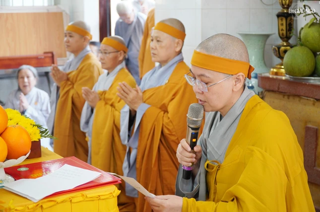 Ni sư Thích nữ Diệu Hiếu đại diện môn đồ pháp quyến cảm tạ