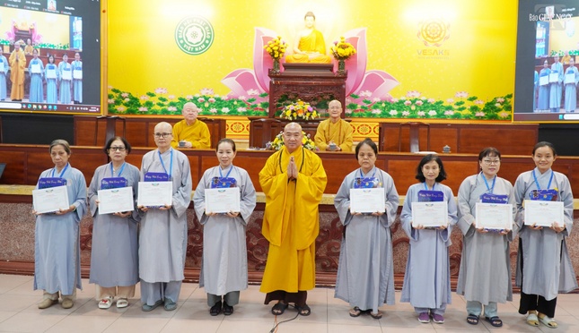 Thượng tọa Thích Phước Nguyên, Phó Tổng Thư ký kiêm Chánh Văn phòng II T.Ư trao Giấy chứng nhận đến Phật tử