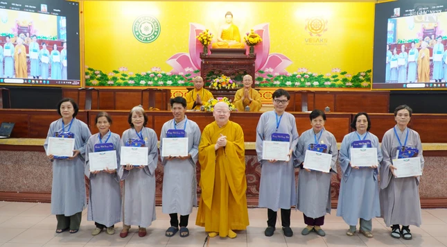 Hòa thượng Thích Duy Trấn, Phó ban Hướng dẫn Phật tử TP.HCM kiêm Trưởng Phân ban Phật tử dân tộc trao chứng nhận