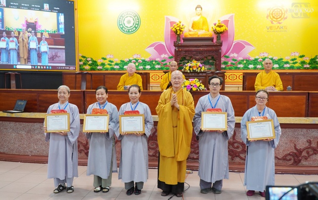 Hòa thượng Thích Chơn Không trao Bằng công đức đến Phật tử đã trợ duyên cho khóa tu Ngày an lạc và lớp học Bồ-tát giới