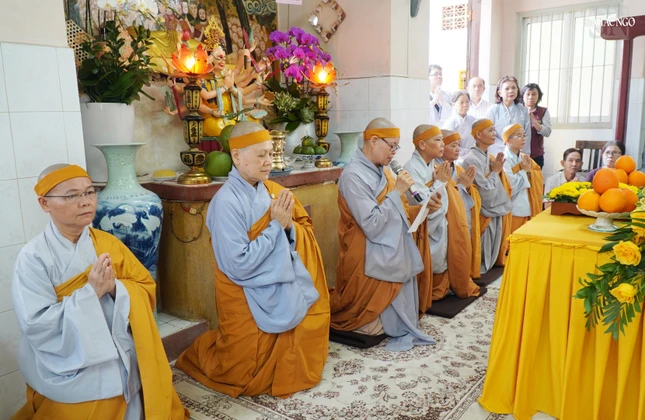 Sư cô Thích nữ Nhuận Sáng dâng lời phát nguyện