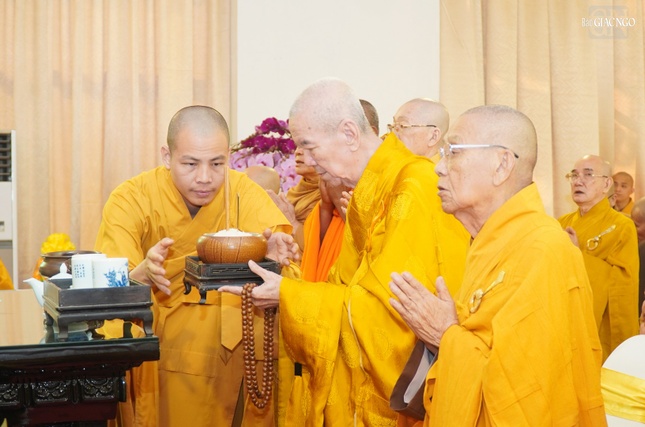 Chư tôn đức dâng phạn thực cúng dường Giác linh Hòa thượng