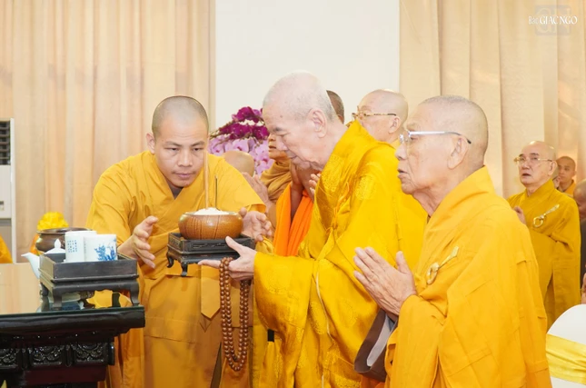 Chư tôn đức dâng phạn thực cúng dường Giác linh Hòa thượng