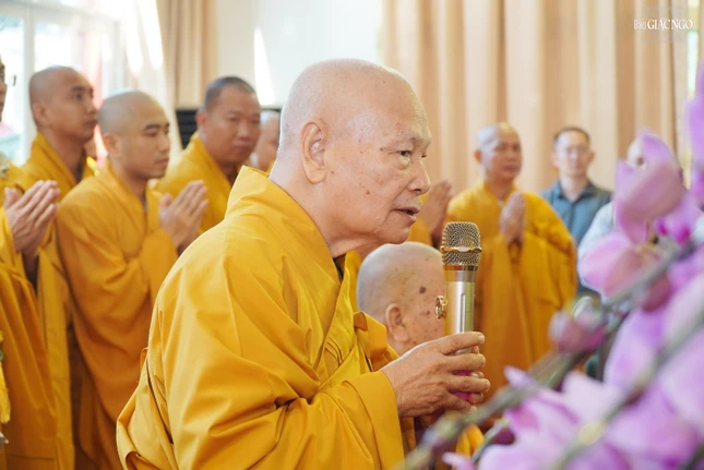 Trưởng lão Hòa thượng Thích Thiện Nhơn, Phó Pháp chủ Hội đồng Chứng minh, Chủ tịch Hội đồng Trị sự, viện chủ chùa Minh Đạo