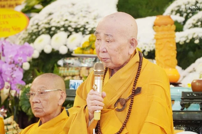 Trưởng lão Hòa thượng Thích Như Tín, Ủy viên Thường trực Hội đồng Chứng minh, Chứng minh Ban Trị sự GHPGVN TP.HCM đạo từ chứng minh