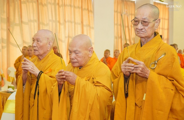 Chư tôn đức giáo phẩm dâng hương tưởng niệm