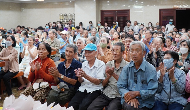 Bà con các phường Xuân Hòa, Nhiêu Lộc, Bàn Cờ đến nhận quà tại chùa Vĩnh Nghiêm