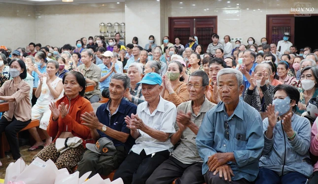 Bà con các phường Xuân Hòa, Nhiêu Lộc, Bàn Cờ đến nhận quà tại chùa Vĩnh Nghiêm