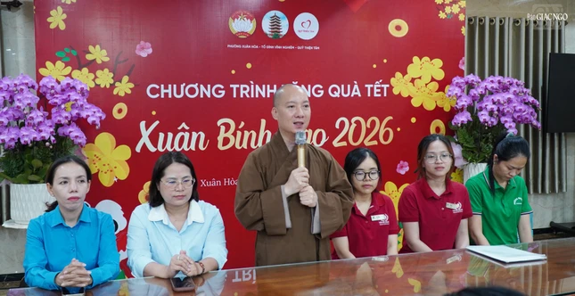 Thượng tọa Thích Nguyên Các phát biểu thăm hỏi đến người dân