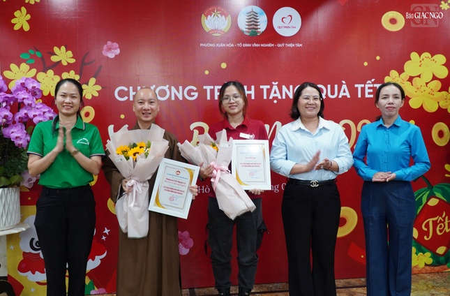 Mặt trận các phường trao thư cảm ơn đến chùa Vĩnh Nghiêm và Quỹ Thiện Tâm