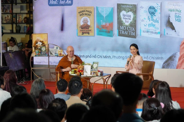 Thiền sư Ajahn Brahm giao lưu cùng độc giả tại đường sách Nguyễn Văn Bình, TP.HCM