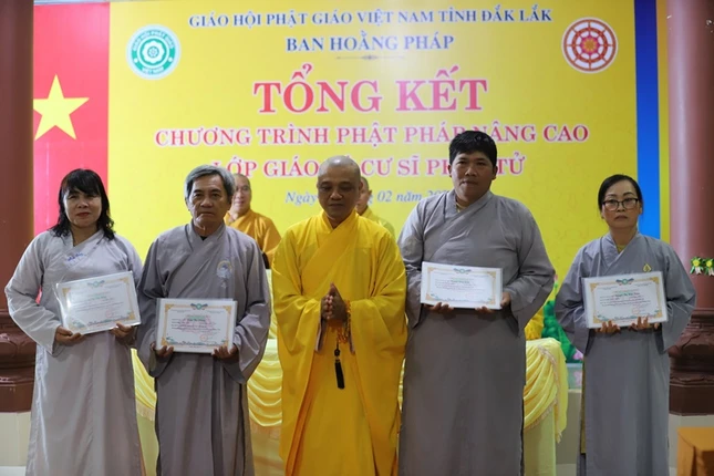 Trao giấy chứng nhận đến học viên