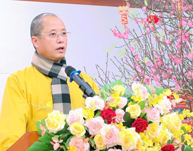 Thượng tọa Thích Minh Nghiêm thăm hỏi bệnh nhân đang điều trị tại Bệnh viện