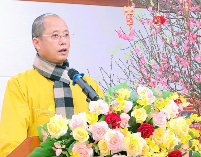 Thượng tọa Thích Minh Nghiêm thăm hỏi bệnh nhân đang điều trị tại Bệnh viện