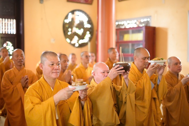 Chư tôn đức dâng phạn thực cúng dường Giác linh Trưởng lão Hòa thượng Thích Hiển Pháp