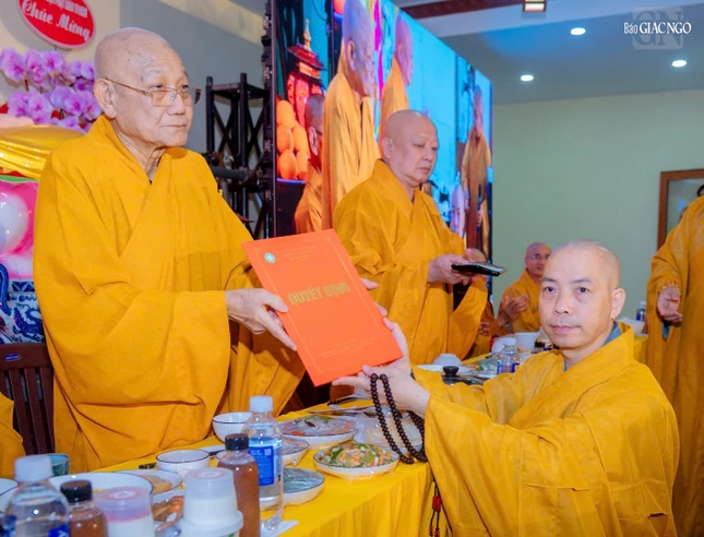 Trưởng lão Hòa thượng Thích Minh Thông trao quyết định công nhận điểm sinh hoạt tôn giáo tập trung tịnh xá Phước Sơn (ấp 1, xã Bình Mỹ, TP.HCM)