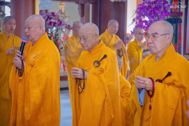 Chư tôn giáo phẩm niêm hương