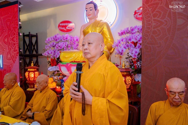 Hòa thượng Thích Lệ Trang ban đạo từ