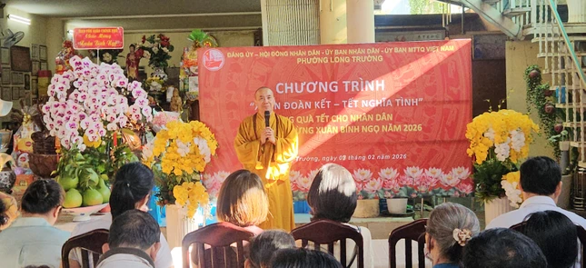 Thượng tọa Thích Đạo Phước phát biểu thăm hỏi đến người dân trước thềm Xuân Thượng tọa Thích Đạo Phước phát biểu thăm hỏi đến người dân trước thềm Xuân